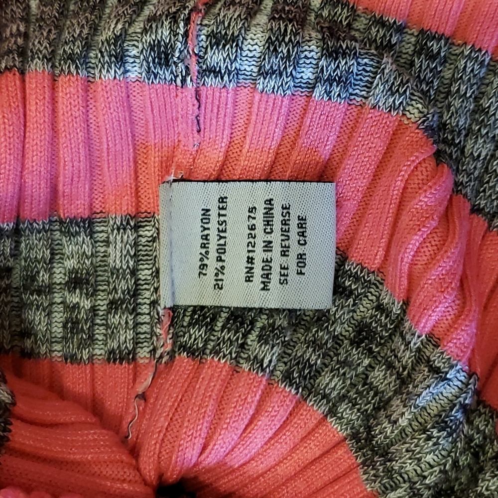 Stretchy Fitted V-neck Sweater - Picture 5 of 7